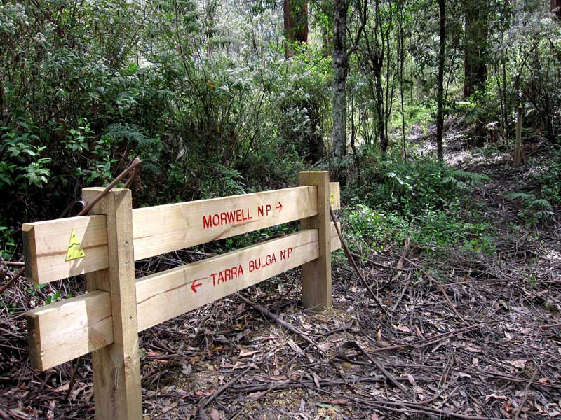 signpost-on-the-park-to-park-walk